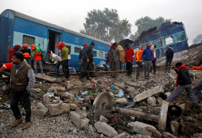 fourpersonsinjuredinblastinbhopalujjainpassengertrain